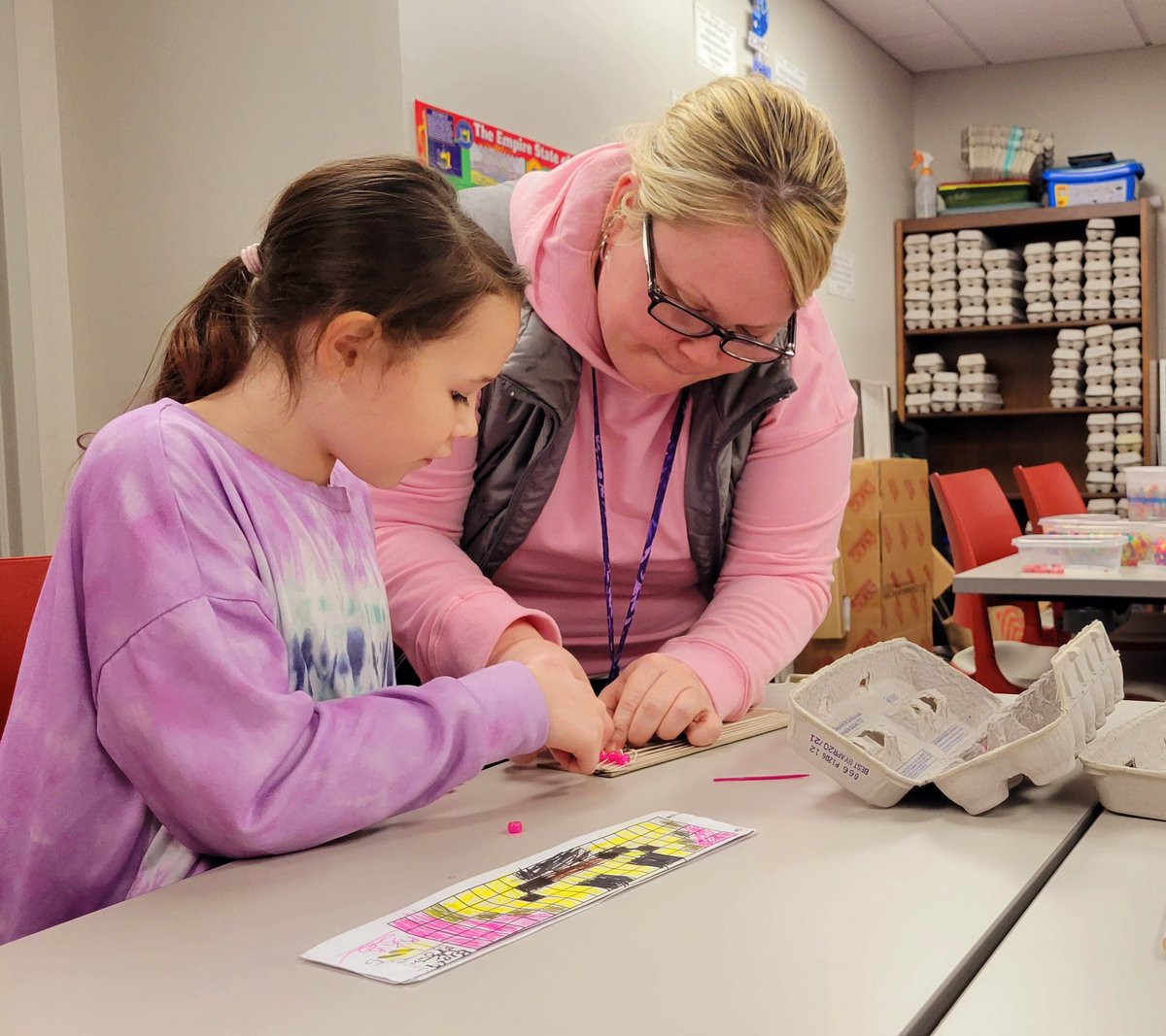 LeRoy_CSD's tweet photo. Ms. Mooney's 4th grade class working on their Wampum Belts with Ms. Tran as part of the study of Native American life in NY. Wampum was used for ceremonies, communications, & as articles of exchange #NativeAmericans #NYhistory #ONECASTLE https://t.co/MQV0NG8aWb