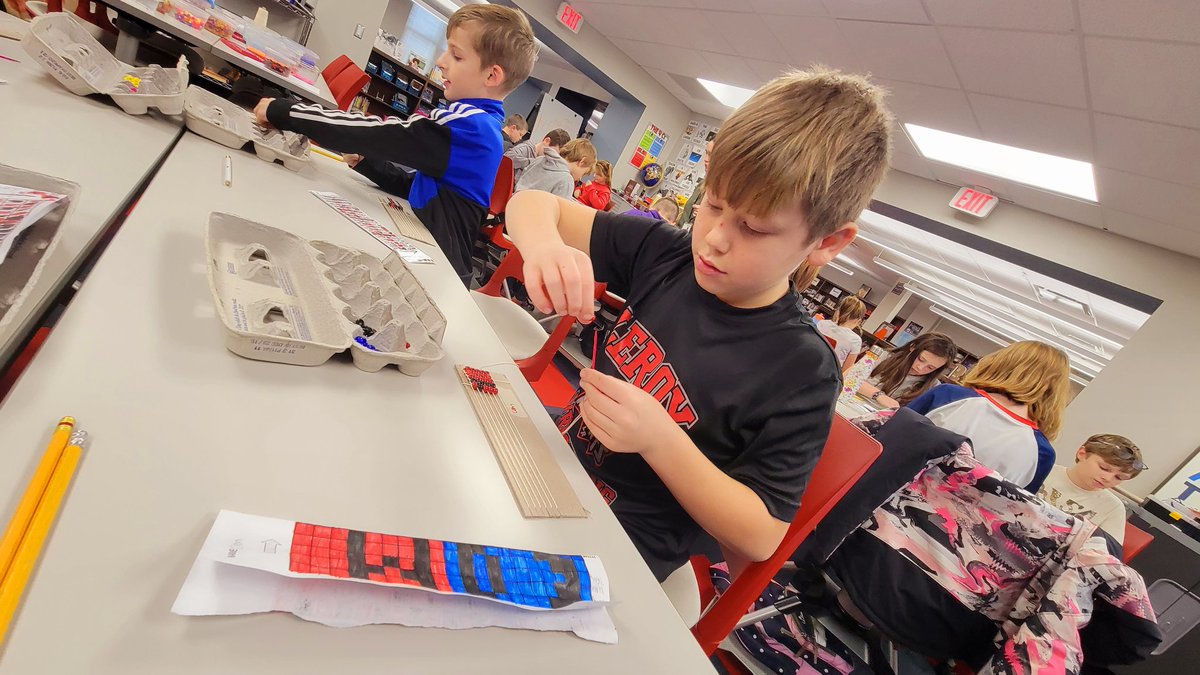 LeRoy_CSD's tweet photo. Ms. Mooney's 4th grade class working on their Wampum Belts with Ms. Tran as part of the study of Native American life in NY. Wampum was used for ceremonies, communications, & as articles of exchange #NativeAmericans #NYhistory #ONECASTLE https://t.co/MQV0NG8aWb