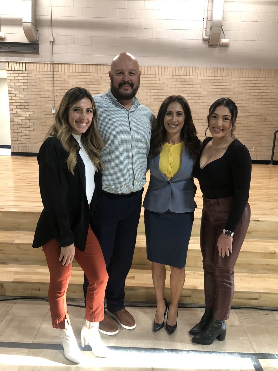 EsHeight's tweet photo. Welcoming our new principal, @rachblair11 to The Heights! We are ready for a new chapter to continue doing amazing things. 💙💛#newjourney #newprincipal @YsletaISD https://t.co/DYDQuBa11G