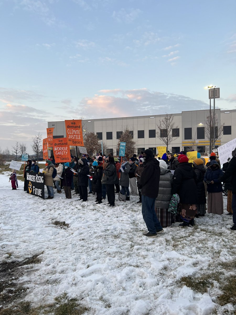 AuroraVautrin's tweet photo. Spent the day in solidarity with #WorkersRising -MSP this morning, amazon tonight #UnionsForAll https://t.co/0Zd7m4fArd