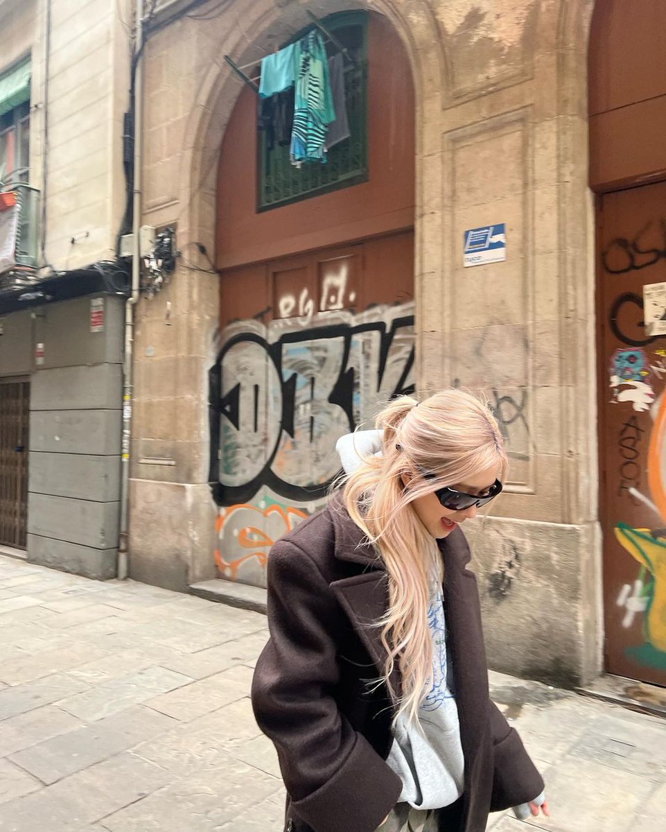 [IG] roses_are_rosie

"Hola Barcelona!"

<a href="/BLACKPINK/">BLACKPINKOFFICIAL</a> #BLACKPINK #ROSÉ
