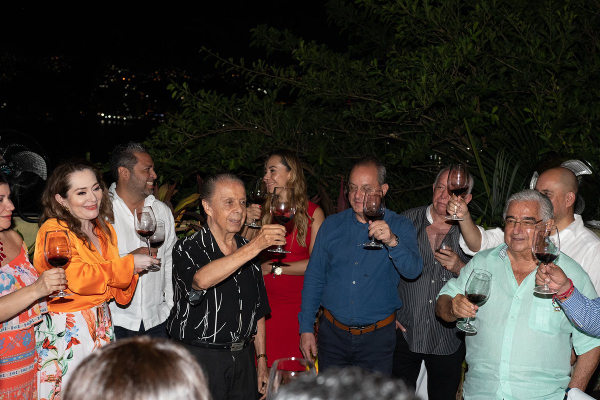 Agradeciendo a cada uno de ustedes por tomarse el tiempo y hacer una pausa para celebrar, convivir y brindar por este 2022. 🙌🏼🥂

Deseamos que el año venidero esté lleno de mucha salud y muchas satisfacciones para todos.. 🥂🍾🎄👏💙

<a href="/AlejandroDom66/">Alejandro Dominguez</a> 
@beccoalmare #Acapulco