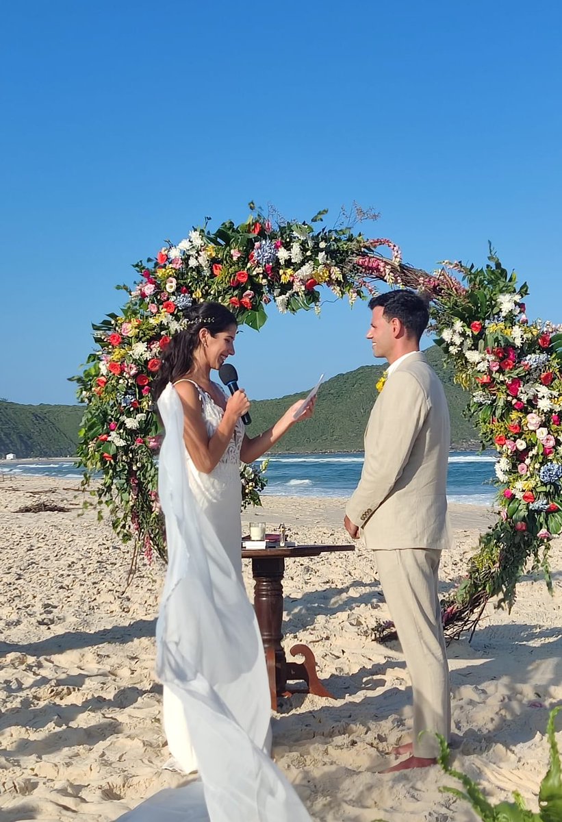 Mi amiga se casó hoy en una playa de Brasil, y una aquí 😭