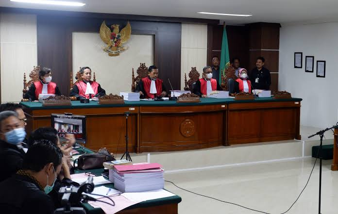 andreasharsono's tweet photo. Majelis hakim di Makassar vonis bebas terdakwa kasus penembakan siswa Papua di Paniai. Keluarga berpendapat, “Sejak awal kami sudah duga, tersangka hanya satu orang, putusan akhir akan bebas. Kami tidak kaget. Negara ini tidak memihak pada korban" https://t.co/i94xtGj5ZV https://t.co/u6VrVZAFcy
