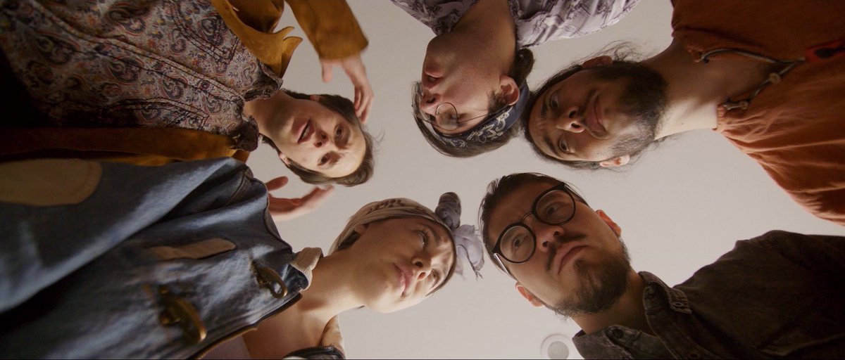 Por el cumpleaños de nuestro álbum, hoy 8 pm estrenamos un video prohibido que grabamos en 2018 y nunca subimos por penita, gg.

youtu.be/I22yfMCEXIo