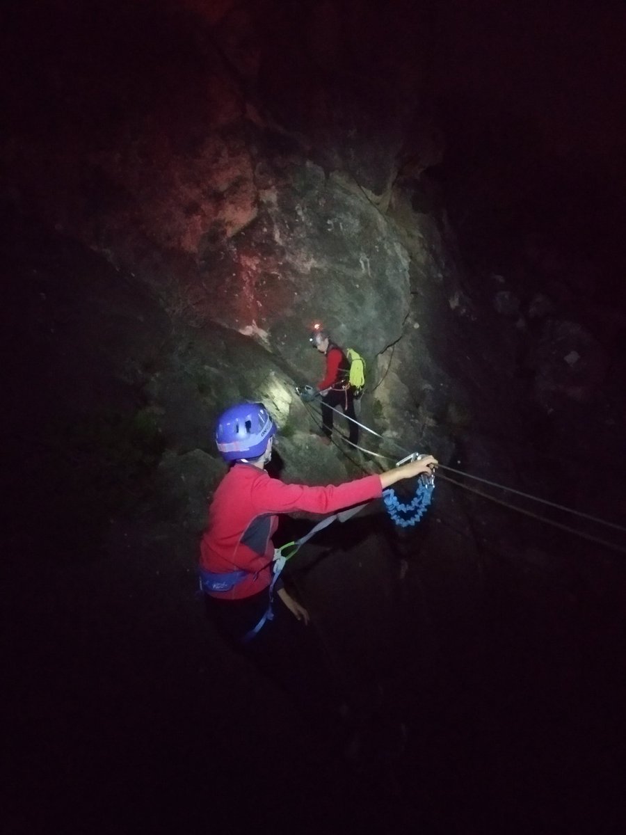MAGOMEZCONESA's tweet image. Yo también los llevo de puente 🤣, esta noche pasando puente mono. Aunque la luna no estaba de nuestro lado, la ferrrata no se nos ha resistido 💪.