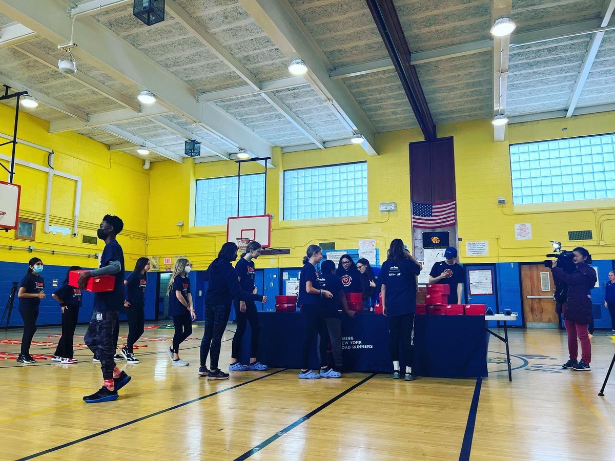 SunsetParkPrep's tweet photo. Huge thank you to @nyrr @mets and @newbalance for supporting our young runners, and hooking us up with new sneakers for the many steps ahead. This team is going places, and we couldn’t be more proud. Go Patriots! https://t.co/5ds7UiZmIO