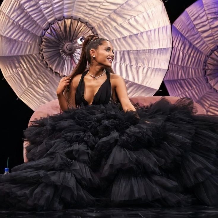 juridicoariola's tweet photo. ela indo toda diva pra ser entrevistada e fazer performance na BBC, como é linda essa Ariana https://t.co/lVXTsPQifj