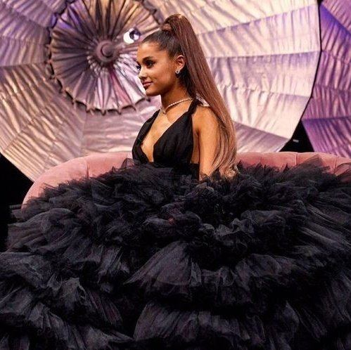 juridicoariola's tweet photo. ela indo toda diva pra ser entrevistada e fazer performance na BBC, como é linda essa Ariana https://t.co/lVXTsPQifj