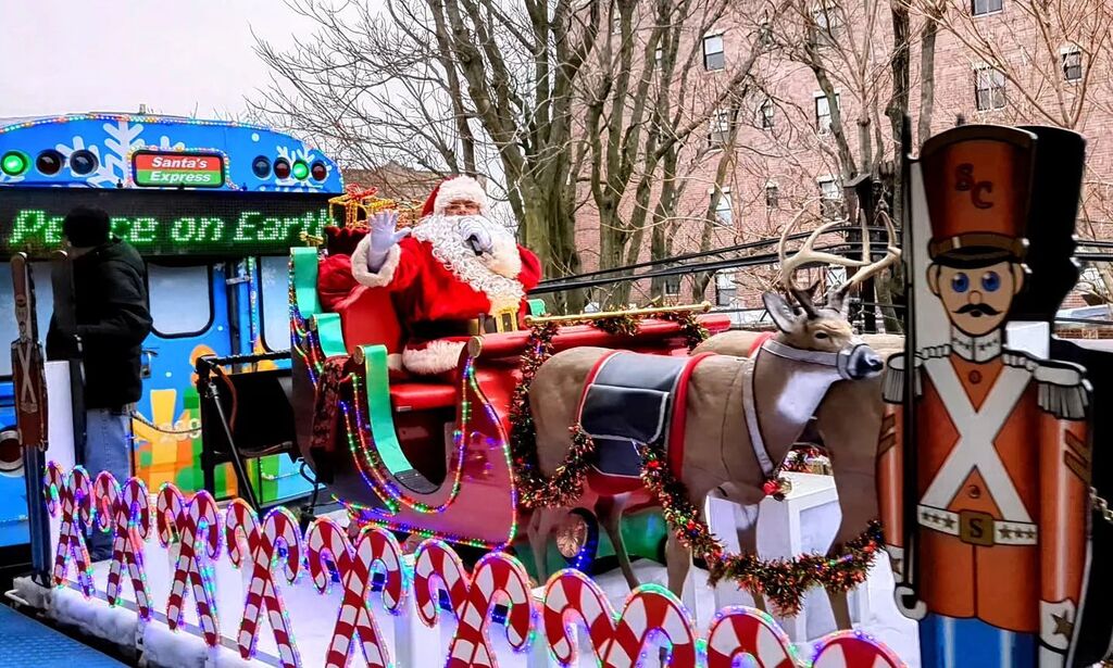 sbcthemuse's tweet photo. Pure joy - @chicagocta Holiday Train. Check their website for the remaining lines/days.
.
.
#HolidayTraditions #ChicagoWinter #PublicTransit #HappyHolidays #MerryChristmas #SantaClaus #believe #joy https://t.co/63R5Dh0ujG https://t.co/24gSOks5sT