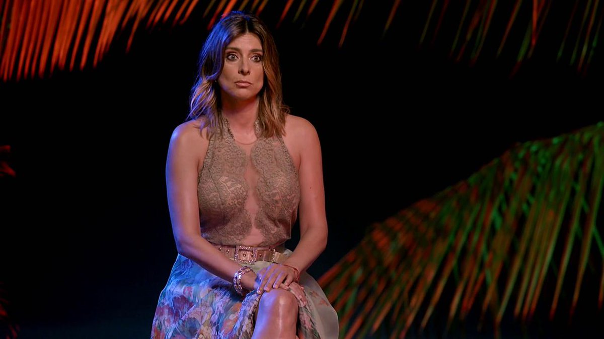 10Maaria10's tweet photo. Paola levantandose tirandole el pañuelo???? Vaya niñata de mierda. #LaIslaDeLasTentaciones12 https://t.co/1JSP6YmTye