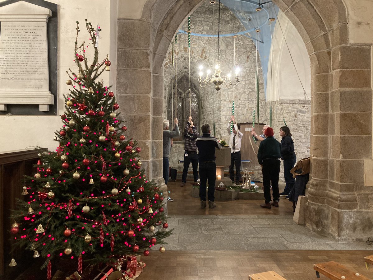 stjohnschurchje's tweet photo. Thanks to the #bellringers for welcoming everyone to the @StJohnPrimary year 4/5/6 #Christmas celebration with #bellringing! #CallChanges on 8 https://t.co/Zsmp1vIebQ
