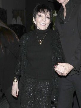 Liza Minnelli Archive on Twitter: "Liza Minnelli spotted outside a