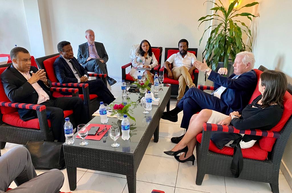 La façon de parvenir à un consensus politique a été le sujet de discussion entre des représentants de l'Accord de Montana <a href="/BSA_Montana3008/">Bureau de Suivi de l'Accord de Montana</a>,l'amb du 🇨🇦 <a href="/BobRae48/">Bob Rae</a> auprès du <a href="/CanadaONU/">Mission Canada ONU</a>, la DG d’Amérique centrale et des Caraïbes <a href="/Sylvie_Bedard/">Sylvie Bédard</a> et l'amb du 🇨🇦 en 🇭🇹 @Diploseb.