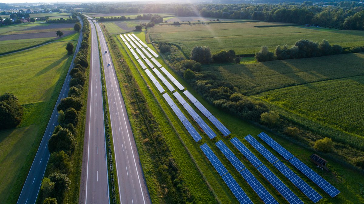 Vacant public land alongside highways and interstates is slowly being transformed for energy development, such as in West #Georgia, where a 5-acre #solar site next to an exit ramp is producing enough energy to power more than 100 homes, reports <a href="/grist/">grist</a>.

usenergyupdate.com/how-wasted-pub…