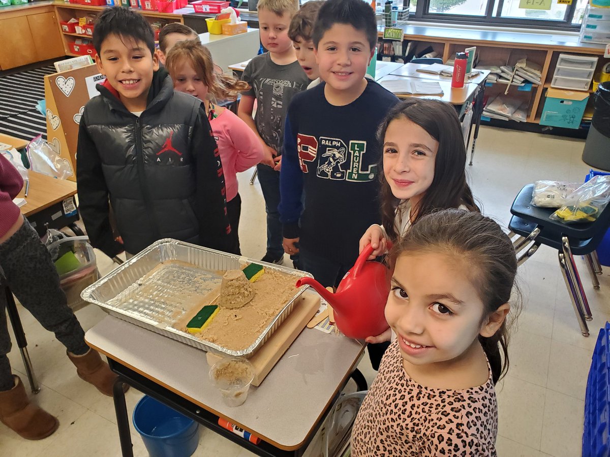 Mrs_Rafter's tweet photo. Getting messy with our #streamtables today while learning about how to prevent erosion. 3 of the 4 groups were able to save the sandcastle! @OaksSchool3 @DrMChristiansen https://t.co/ITdE9i6dmv