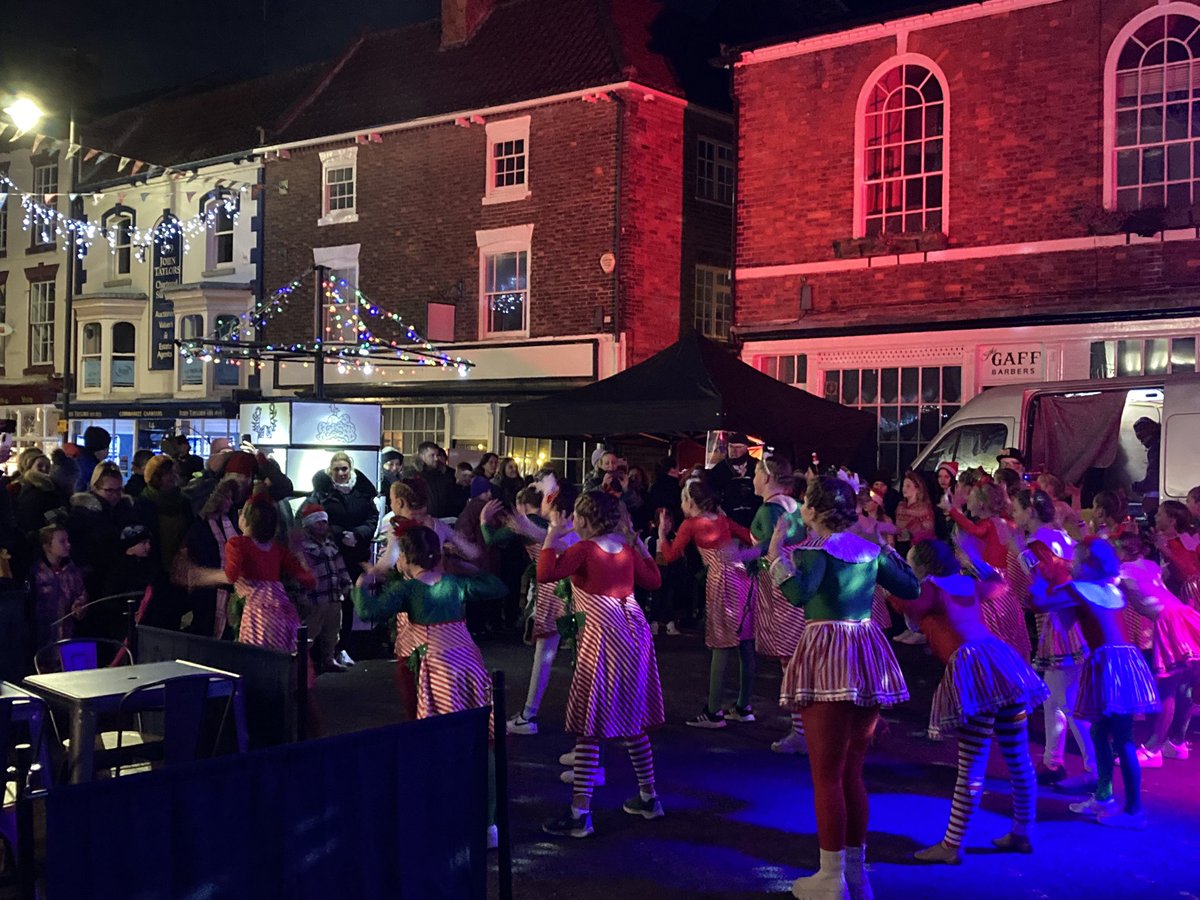 DifferentL's tweet image. Great night in Louth tonight with the #FestiveFabuloso roadshow at the Cornmarket. Another big thank you to everyone who turned up and to #Studio2000 #SingOutLouth and #swingnuts and of course @ace_national &amp;amp; @EastLindseyDC