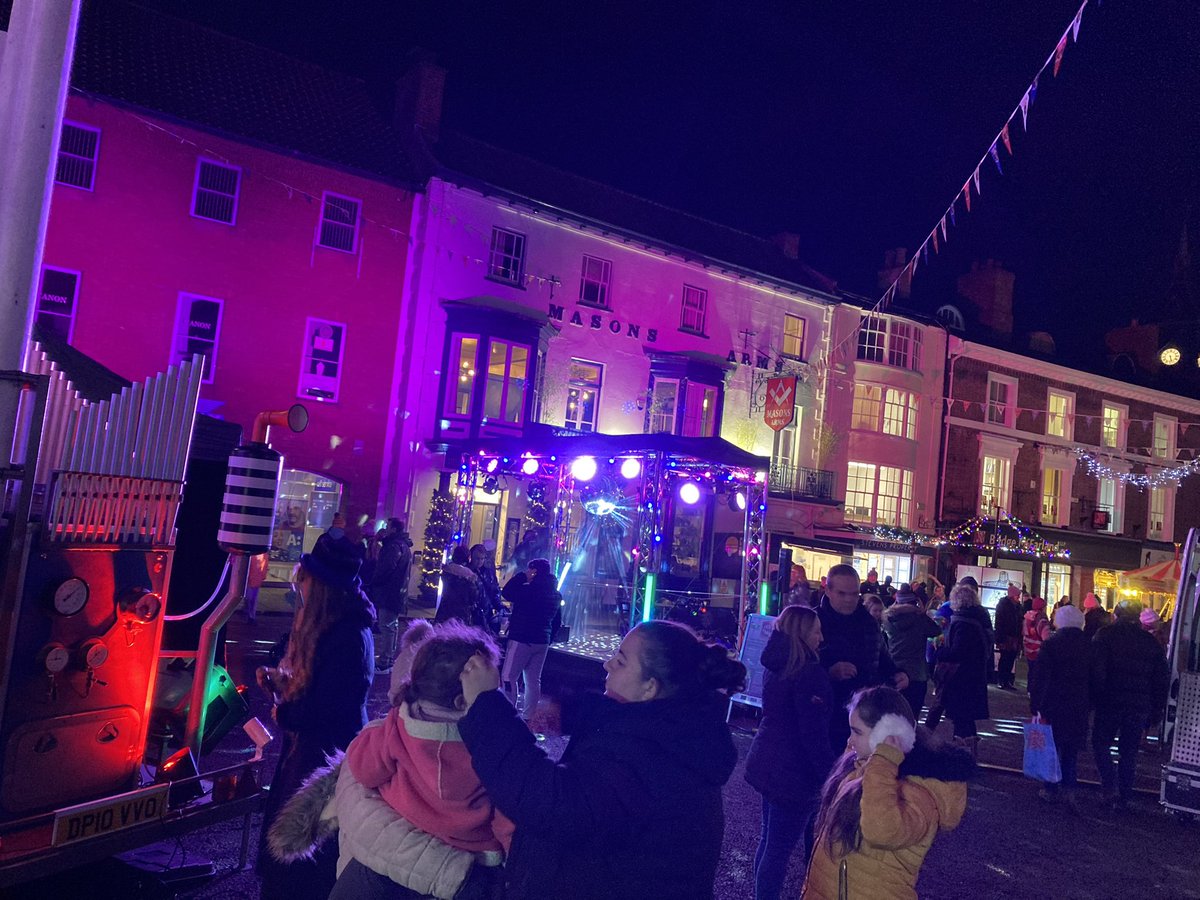 DifferentL's tweet image. Great night in Louth tonight with the #FestiveFabuloso roadshow at the Cornmarket. Another big thank you to everyone who turned up and to #Studio2000 #SingOutLouth and #swingnuts and of course @ace_national &amp;amp; @EastLindseyDC