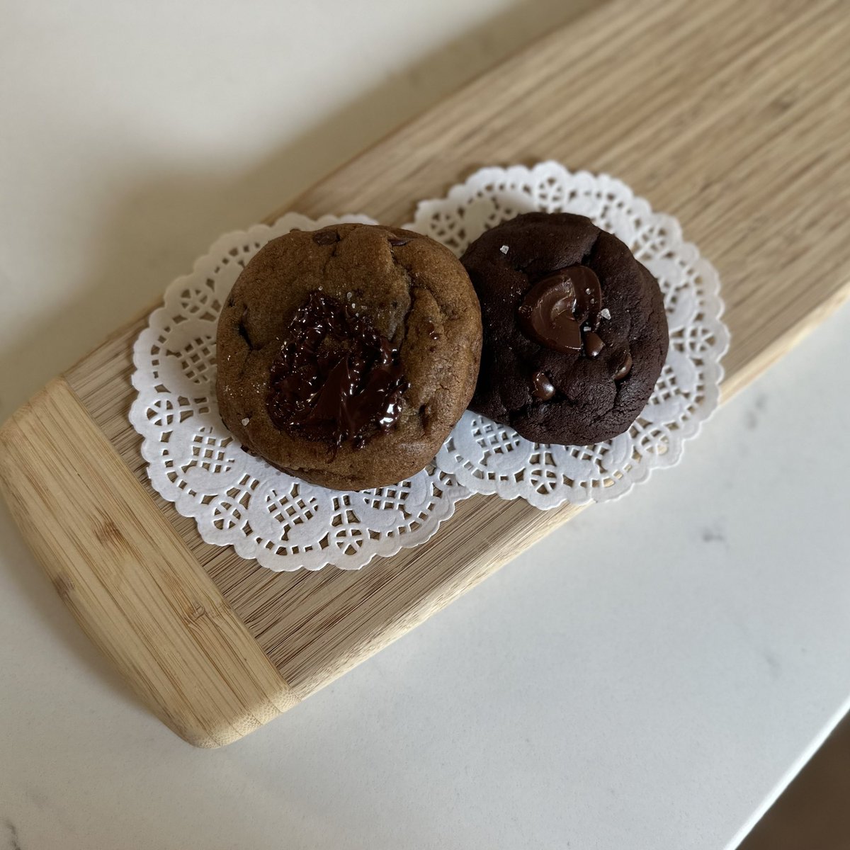 CookieTiam's tweet photo. Caramelized chocolate chip cookie + double dark chocolate cookie. I always keep a stash of these in the freezer so I can pop one in the oven at the end of the day and have it fresh and warm <3 we have 6-packs of these available on our website, link in our bio! 

-
#cookietiam https://t.co/FY8chUUlGS
