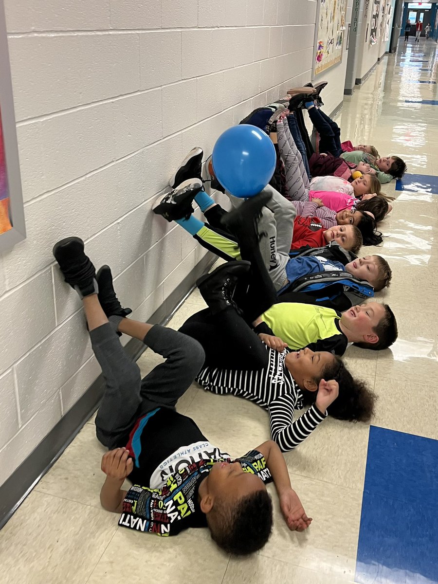 jyount838's tweet photo. Todayβs teambuilder: How can we get the balloon from one end to the other only using our legs? @ZumDardenne #ItsAKnightThing https://t.co/XhnZofivrq