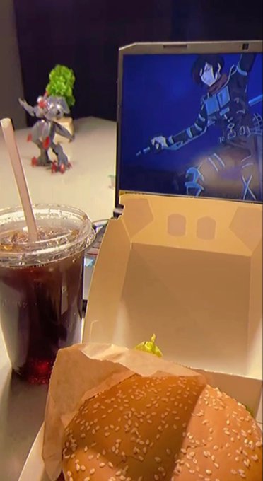 I eat a hamburger and watch &rdquo; Attack of the Titans &rdquo; https://t.co/U0d55zlqeq