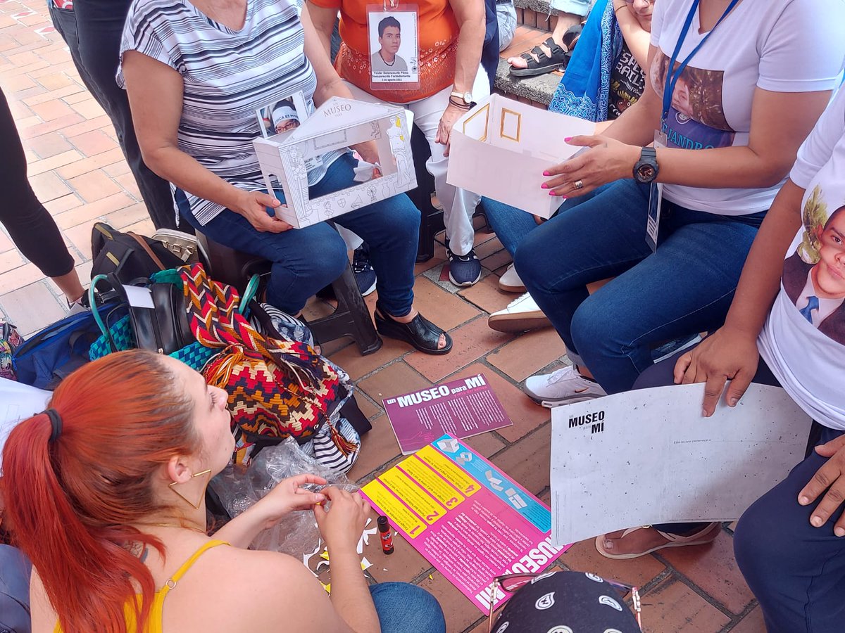 MVRColombia's tweet photo. MAYO 2022:  #UnMuseoParaMí visita @Fundación Guagua donde nos reunimos con estudiantes de la Universidad del Valle y familiares de victimas de desaparción forzada, para reflexionar la necesidad de no olvidar para no repetir @FundacionGuagua @PuraPosmoderna @SLASLatAm @BL_Americas https://t.co/bJwSf9142R