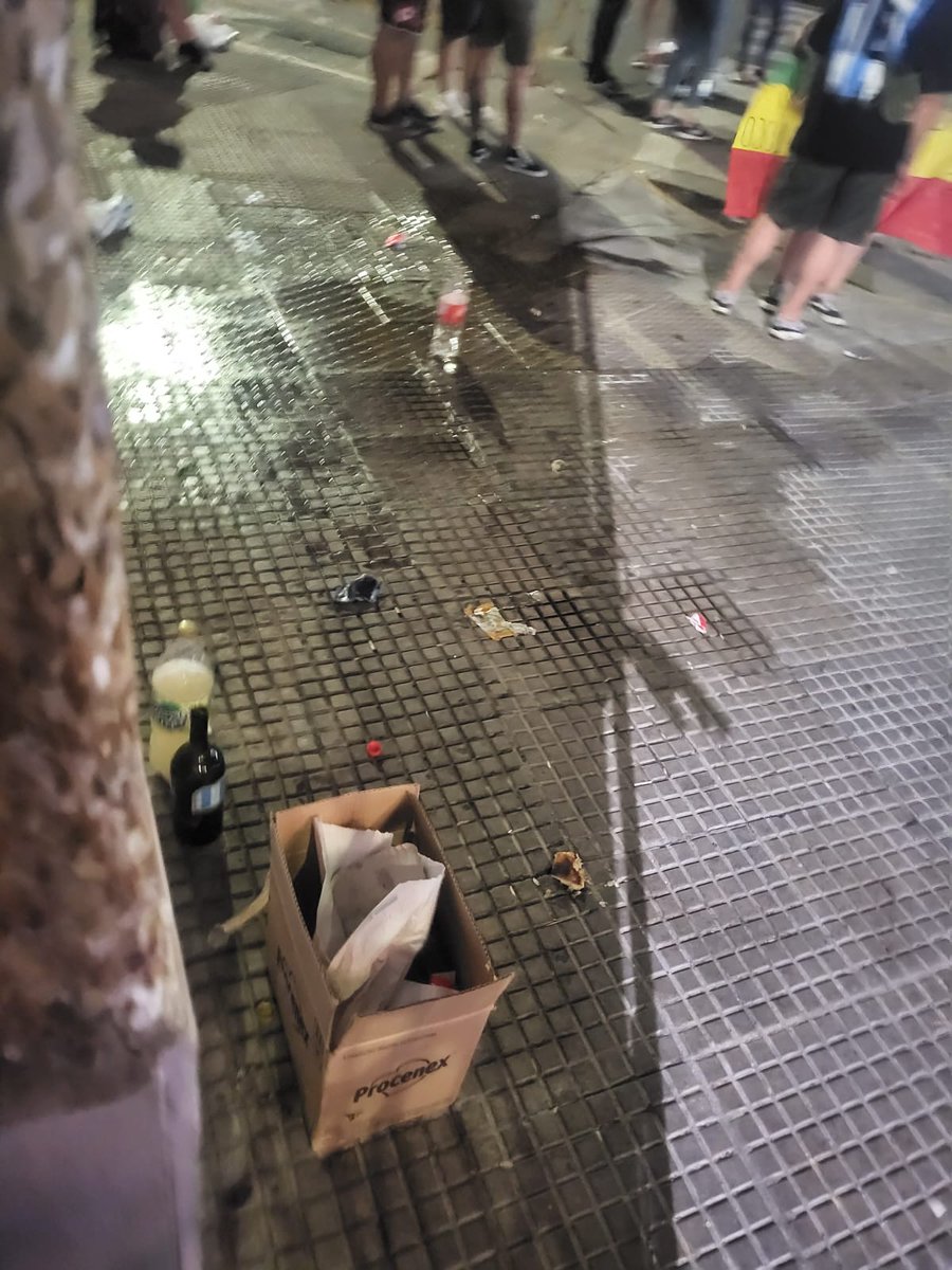 noalmovistarena's tweet photo. Así es como quedan las veredas de nuestras casas después de un día de show en el @MovistarArenaAR. Una mezcla entre gaseosa, alcohol y ORINA. El calor hacer lo suyo y el olor es nauseabundo. La puerta de nuestra casa no es baño público!! 
#molestararena https://t.co/BWhjuiPInZ