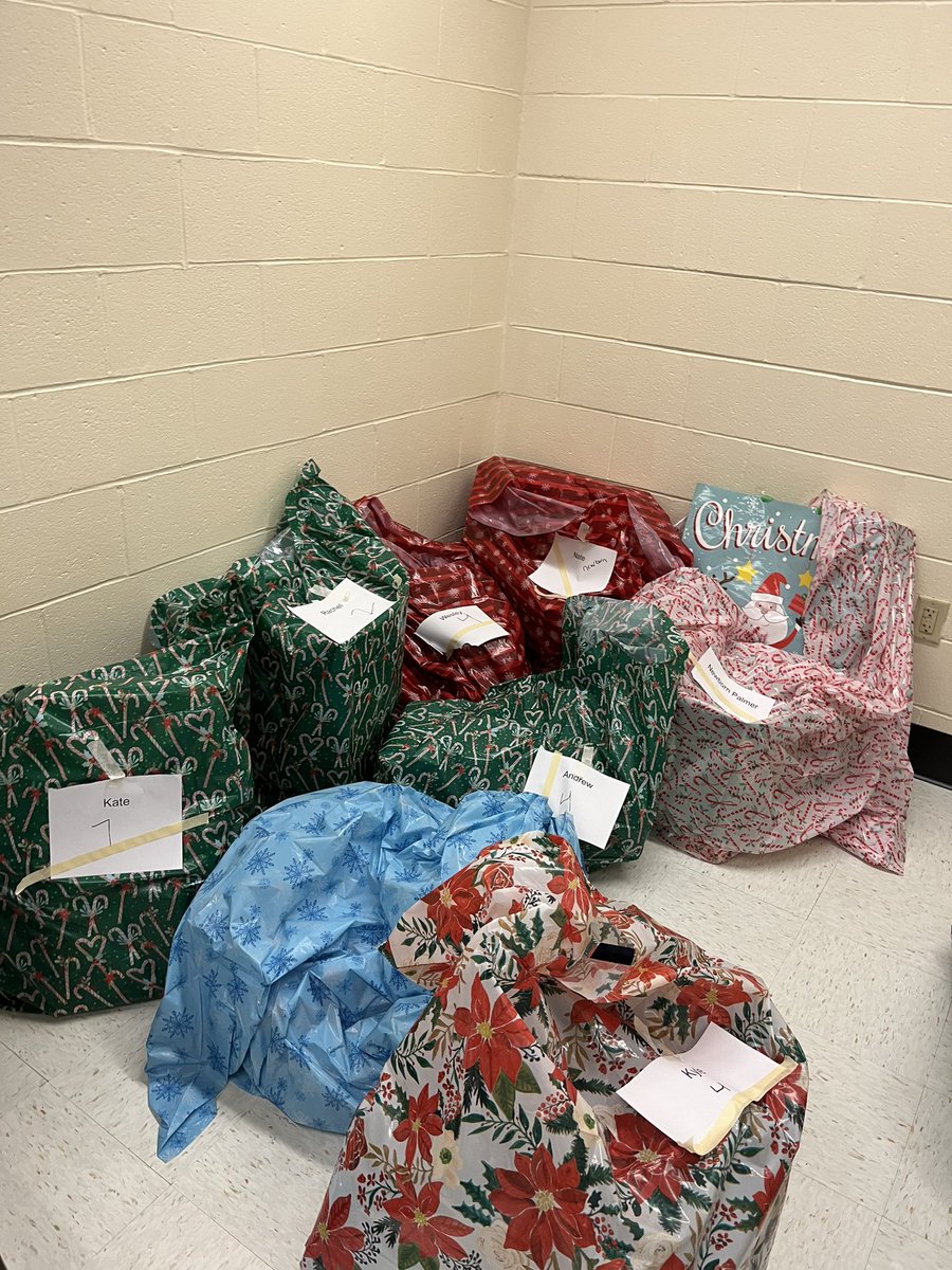 JillMacGraham's tweet photo. 26 Kids are going to have an amazing Christmas! Thank you, BPS! Abby would be proud. #AbbysElves #ChristmasintheCity https://t.co/q8m0AP6N6M