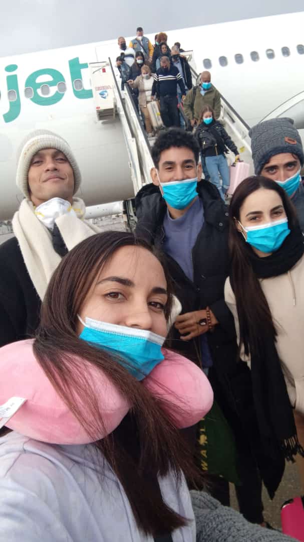 padedespain's tweet photo. Hace unas horas BALLET DE CUBA, LAURA ALONSO (la hija de la legendaria Alicia Alonso) aterrizó en Madrid.
Mañana, el 9 de diciembre, arrancamos nuestra gira en  LA VILA JOIOSA (Alicante) con el clásico “El Lago de los Cisnes”. Nuestro itinerario https://t.co/hEJSmW75pd
#ballet https://t.co/NKTuAaaIhI