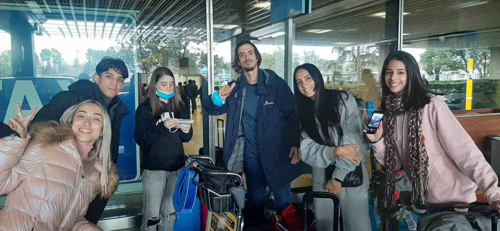 padedespain's tweet photo. Hace unas horas BALLET DE CUBA, LAURA ALONSO (la hija de la legendaria Alicia Alonso) aterrizó en Madrid.
Mañana, el 9 de diciembre, arrancamos nuestra gira en  LA VILA JOIOSA (Alicante) con el clásico “El Lago de los Cisnes”. Nuestro itinerario https://t.co/hEJSmW75pd
#ballet https://t.co/NKTuAaaIhI