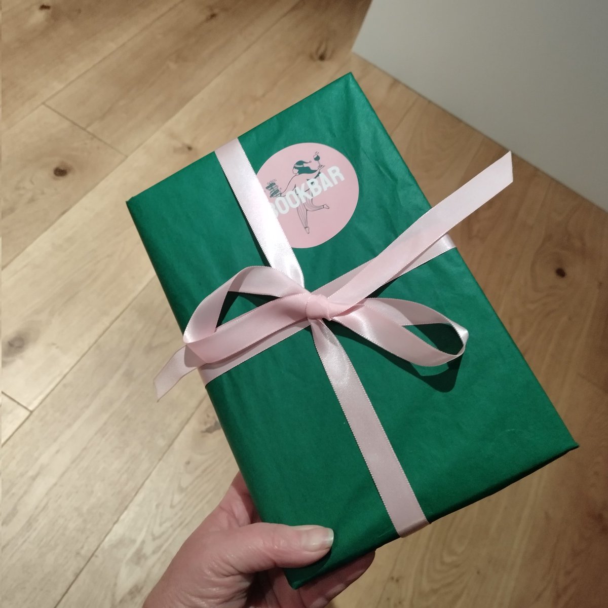 BookMinxSJV's tweet photo. Great picks, as always, at #NearestDearestBookClub. I gifted the @Waterstones special edition #SevenHusbands to @FabFrosty and was delighted to receive a stunning @BookBarUK gift wrapped and signed copy of #TheWhaleboneTheatre, thanks to @FannyBlake1. https://t.co/flZ1eP2bfm