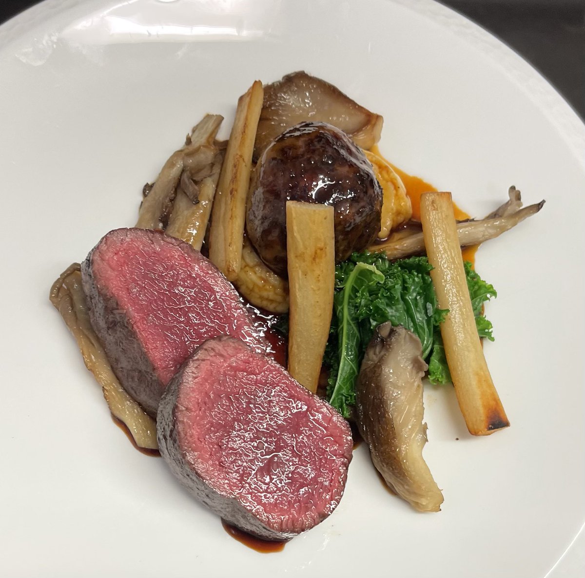 blkbullsedbergh's tweet photo. Lakeland Venison Loin, Faggot, Salsify, Crab Apple &amp; Oyster Mushroom…

Autumn classic, readying for winter. 

#gametoeat #seasonalfood #gamecookery #fieldtofork #seasonalmenu #localproduce #goodfoodguide #gastropub https://t.co/sgrj13QYwA