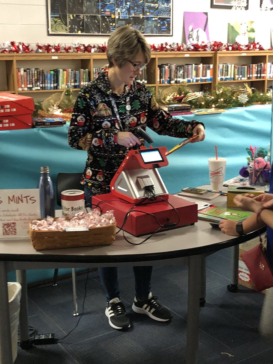wcsGMSjk's tweet image. Cocoa and Karaoke in full swing at the Book Fair Family Night! Come join us for a sip, a song, and a story! @wcsGMS #GeneralsLead #GMSgenerals #22generals23