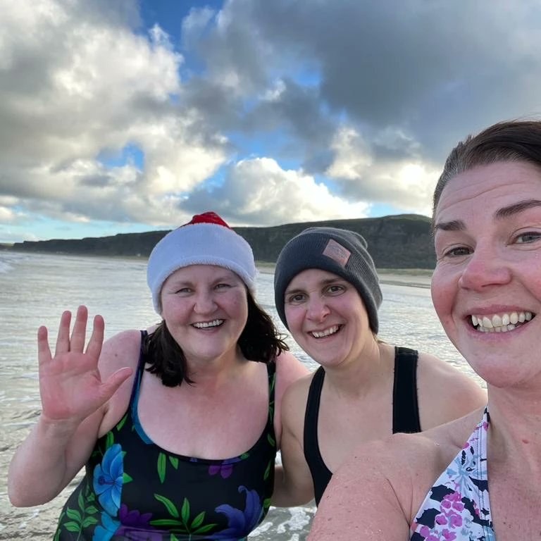 That's one way to kick start a winter morning on the Causeway Coast - Join me for my Ella Mor's Explore, Dip &amp; Sauna Experience in collaboration with <a href="/hotboxsauna/">HotBoxSauna</a> 

<a href="/VisitCauseway/">Visit Causeway Coast & Glens</a> <a href="/DiscoverNI/">Northern Ireland</a> <a href="/DiscoverIreland/">Discover Ireland</a> <a href="/TourismIreland/">Tourism Ireland</a> <a href="/NITouristBoard/">Tourism NI</a>