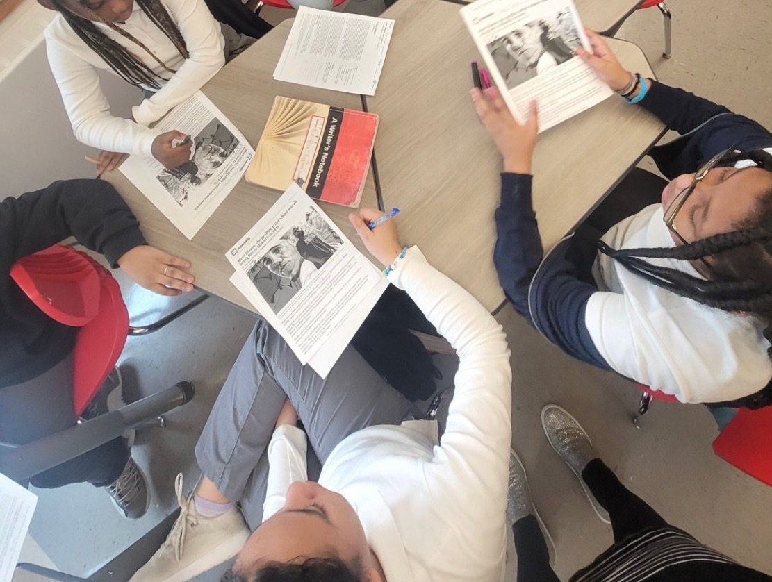 TYWLSofSI's tweet photo. Our humanities class is learning lots in centers while focusing on text to whole text relationship, simple versus complex sentences and central idea. #innovation @DrMarionWilson @CChavezD31 @TYWLSofSI https://t.co/0GEHjDFjkS