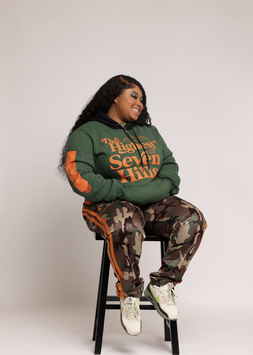 gabtoni_'s tweet photo. I work hard but hard shit don’t need no extra work🎓🎬⭐️ 
#FAMUGRAD #HBCUGRAD https://t.co/qwADaazYHI