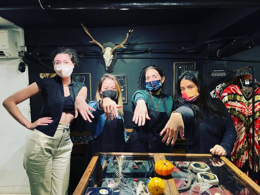 Private 1 day ring making class for TikTok coworker group this afternoon.We teach 1 day ring making class for private group up to 6 people.This can be perfect experience for romantic couple experience, family activity, office bonding, bachelorette party group, friends group …