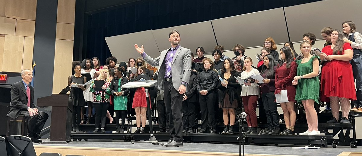 kga95aka's tweet photo. AHS Music Concert and art show was phenomenal last night! We are so proud of our teachers and our music scholars and artists! #FalconPride #allinforalbany @albanyschools @AHSFalconsNest https://t.co/chHkbZFIlV