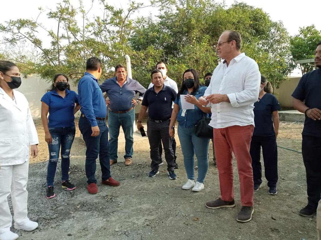 IESSec's tweet photo. #SantaElena l Pedro Eguiguren, director del #IESSCampesino, y autoridades provinciales visitaron los Dispensarios Río Verde y El Azúcar, donde se oficializó la entrega de insumos y medicamentos, además, dialogó con el personal médico y asegurados. https://t.co/kPh59AtRUf