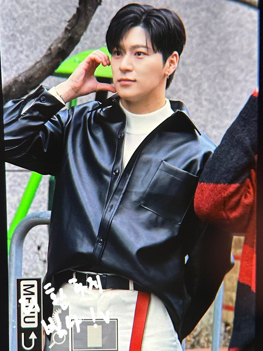 HWANIYA0425's tweet photo. 221209 뮤직뱅크 출근 프리뷰 

#지성환 #성환 #SUNGHWAN #WeNU #위앤유 
#더환하게빛나 https://t.co/XSTV27k2Wr