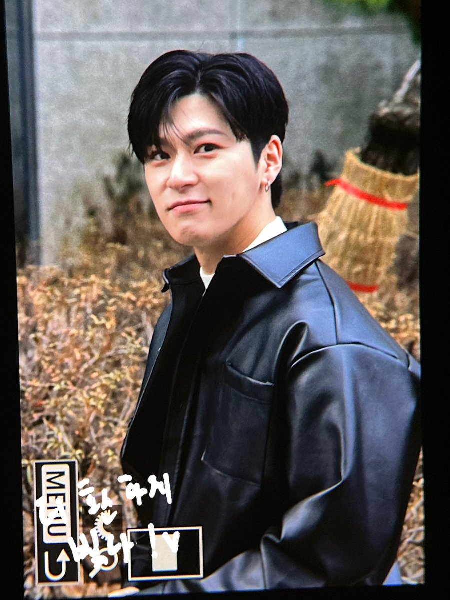 HWANIYA0425's tweet photo. 221209 뮤직뱅크 출근 프리뷰 

#지성환 #성환 #SUNGHWAN #WeNU #위앤유 
#더환하게빛나 https://t.co/XSTV27k2Wr