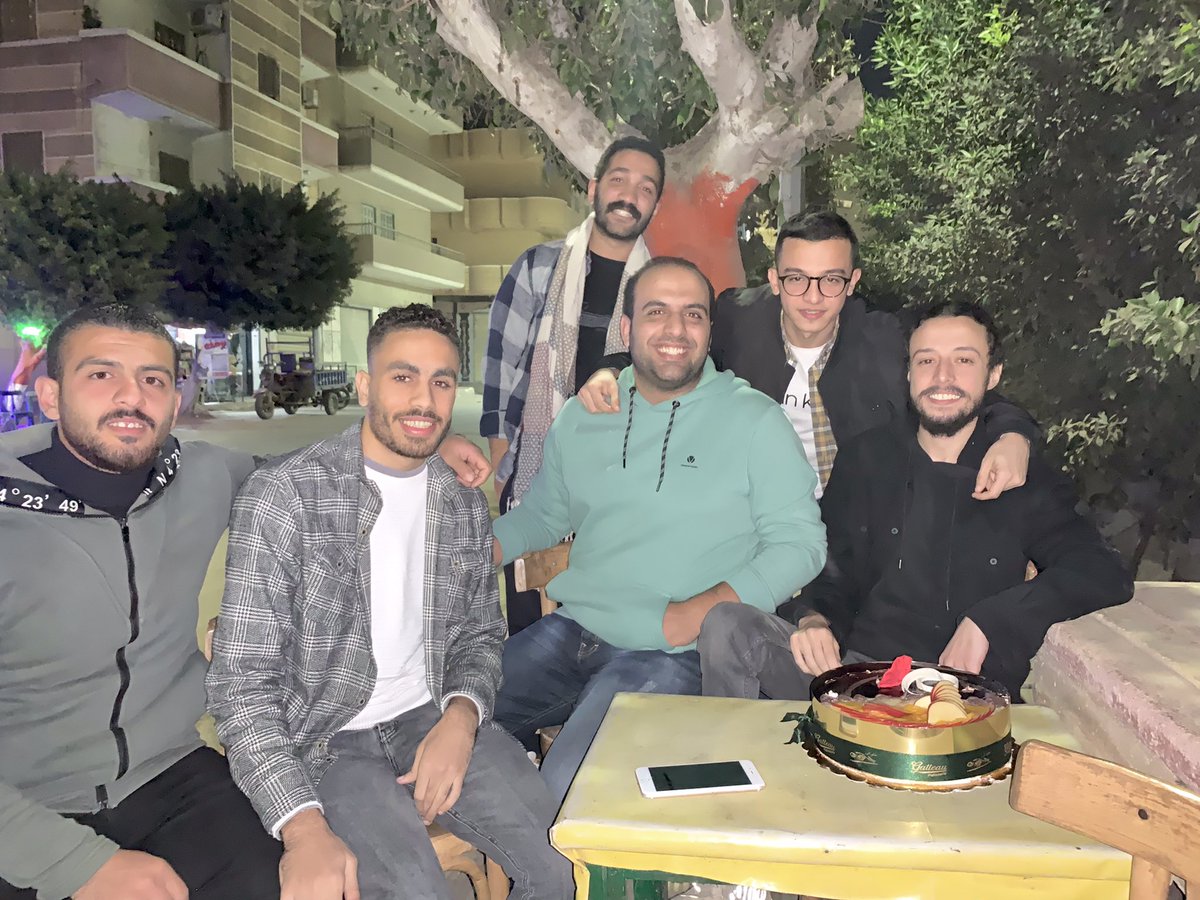 Muhamed_Roshdi's tweet photo. للأوقات السهلة ف وجودكم
للسنين والعشرة الطويلة
للأشياء الجميلة التي تَصدُقنا
لأصدقائي اقول: 
ان كان لابد من حلم فليكن بسيطًا..مثلنا https://t.co/2IeVvs8TZf