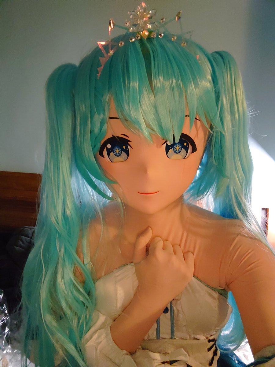 USSENF6's tweet photo. 试妆（1/2）冬天穿SnowMiku好冷…… https://t.co/YZJa0dm20J