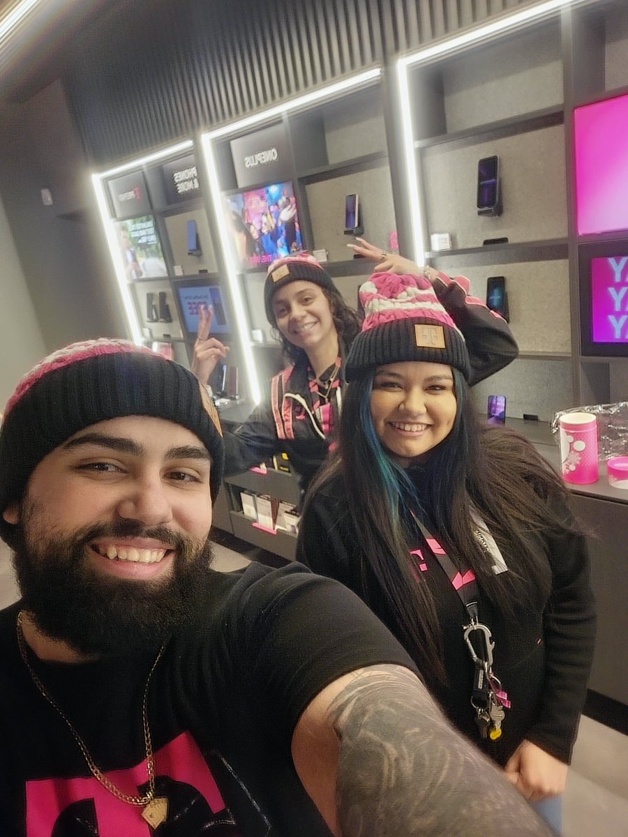 Thank you <a href="/JonFreier/">Jon Freier</a> for the AMAZING gift! Definitely gonna come in handy for the 🧊🧊🧊 season! 

<a href="/kc4tmo/">Kassy Rodriguez</a> #woodstock #smra #magenta