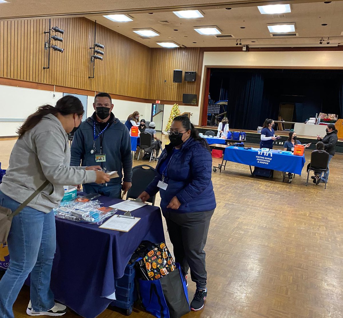SeasideCreates's tweet photo. The City of Seaside and Visiting Nurse Association are hosting TODAY a FREE COVID-19 Walk-In Vaccination Clinic at Oldemeyer Center from 4pm to 7pm!

Both Pfizer and Moderna vaccines are available, along with bivalent boosters for ages 5 and older. No appointment necessary! https://t.co/M7ewT9k41e