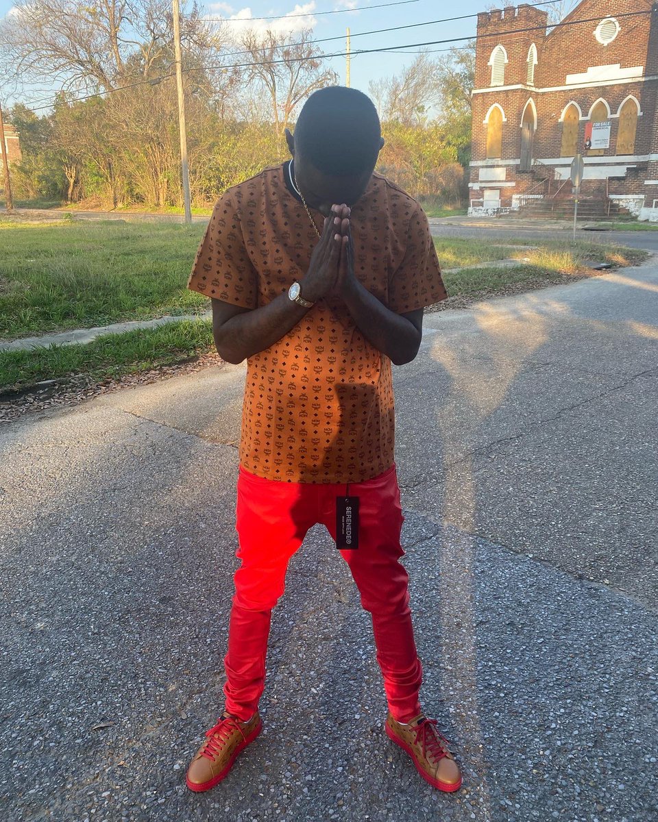 Chrisboosiegre3's tweet photo. Happy 3️⃣1️⃣st birthday to me 🎂🎈💰🎁🎊🎉 #DaGoldenChild 💪🏿💯#ChampionShip⛹🏿‍♂️🥇🏆 #blessed 🙏🏿 #freedareal🔓💯 #longlivemyfallensouljas💔🕊 https://t.co/qWeI4fXp5a