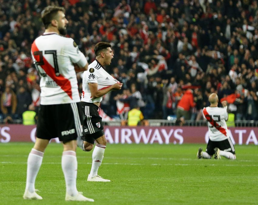 pmonumental's tweet photo. ¡¡¡¡¡GOOOOOOOOOOOOOOOOOOOLLLL DE RIIIVEEERR!!!!! 🐻
🔥⚽️Lucas "El Oso" Pratto cumplió nuevamente con la inexorable ley del ex y empató la serie a los 67 minutos para hacer rugir al Santiago Bernabéu y a toda la Argentina.
#VamosRiver ⚪️🔴⚪️ #FinalEterna 🏆 https://t.co/cAHJhzPh79