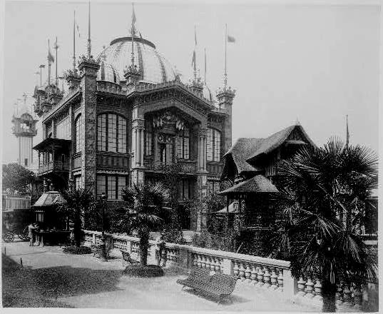 El pabellón de Chile en la Exposición Universal de París en 1889. El Pabellón París fue construido en Francia con motivo de la  Exposición Universal. Tras el evento, fue desmontado y reconstruido en #Santiago en 1894. Hoy es el  Museo Artequin,  frente al Parque Quinta Normal.