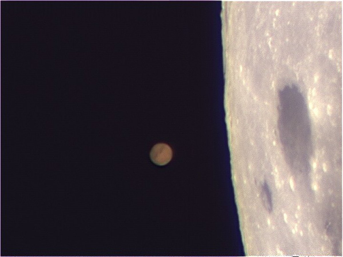 AstroGary's tweet photo. A short stacked image of around 400 frames from yesterday mornings occultation of Mars. https://t.co/rf2Iet6k79
