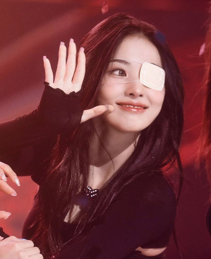 nmixxpics_'s tweet photo. Jinni trained for SEVEN years and she even stopped her school to focus on her career and finally debut with NMIXX

she always thankful to NSWERs and talking about how excited her on their next comeback

their first anniversary is in 2 months why is this happening.. https://t.co/qJbyfBy5BB